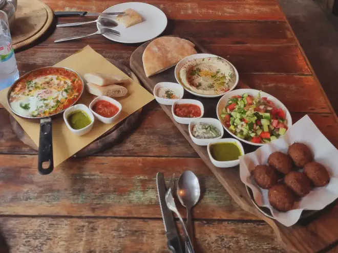 An image of the Falafel Set from Mama Dolores.
